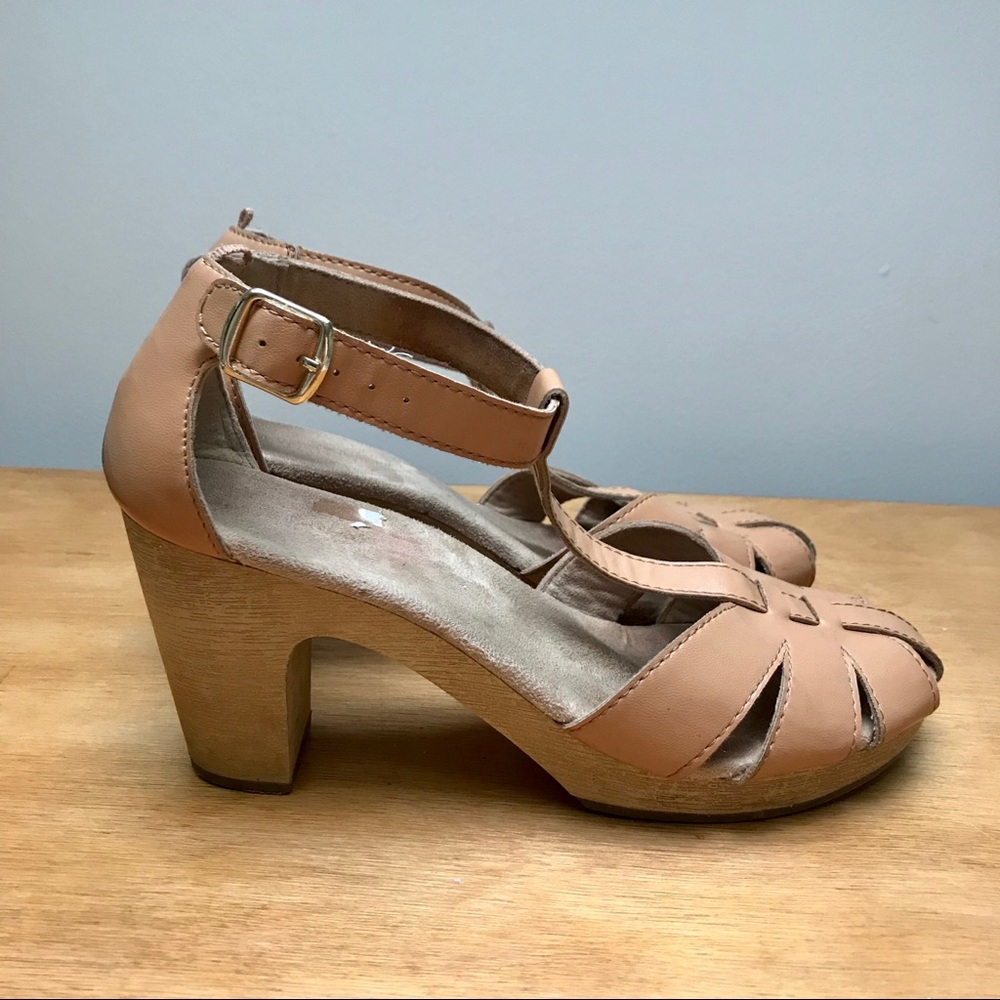 Old Navy tan sandals with wooden platform